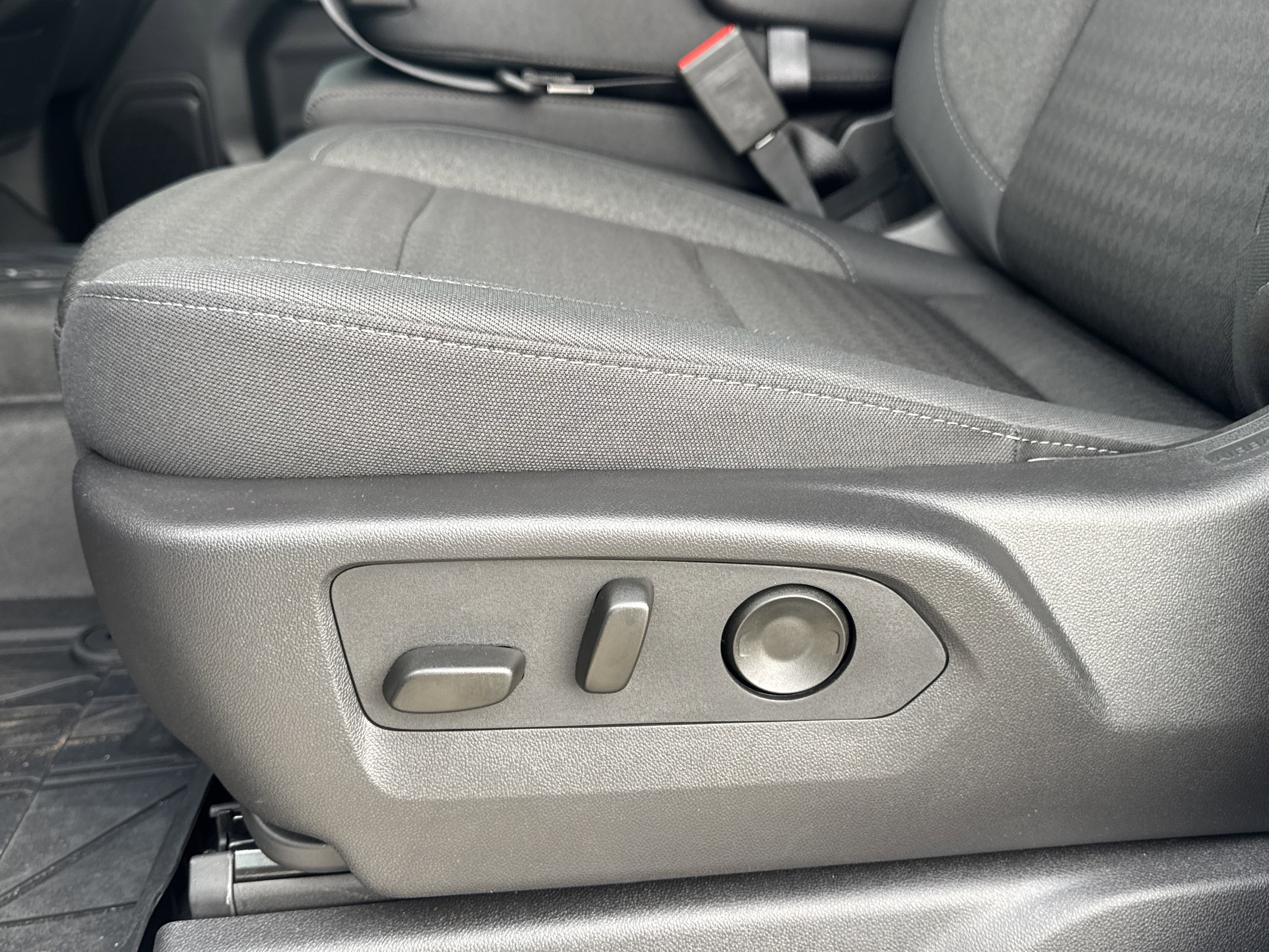 Used 2025 Chevrolet Silverado 1500 Custom image 6