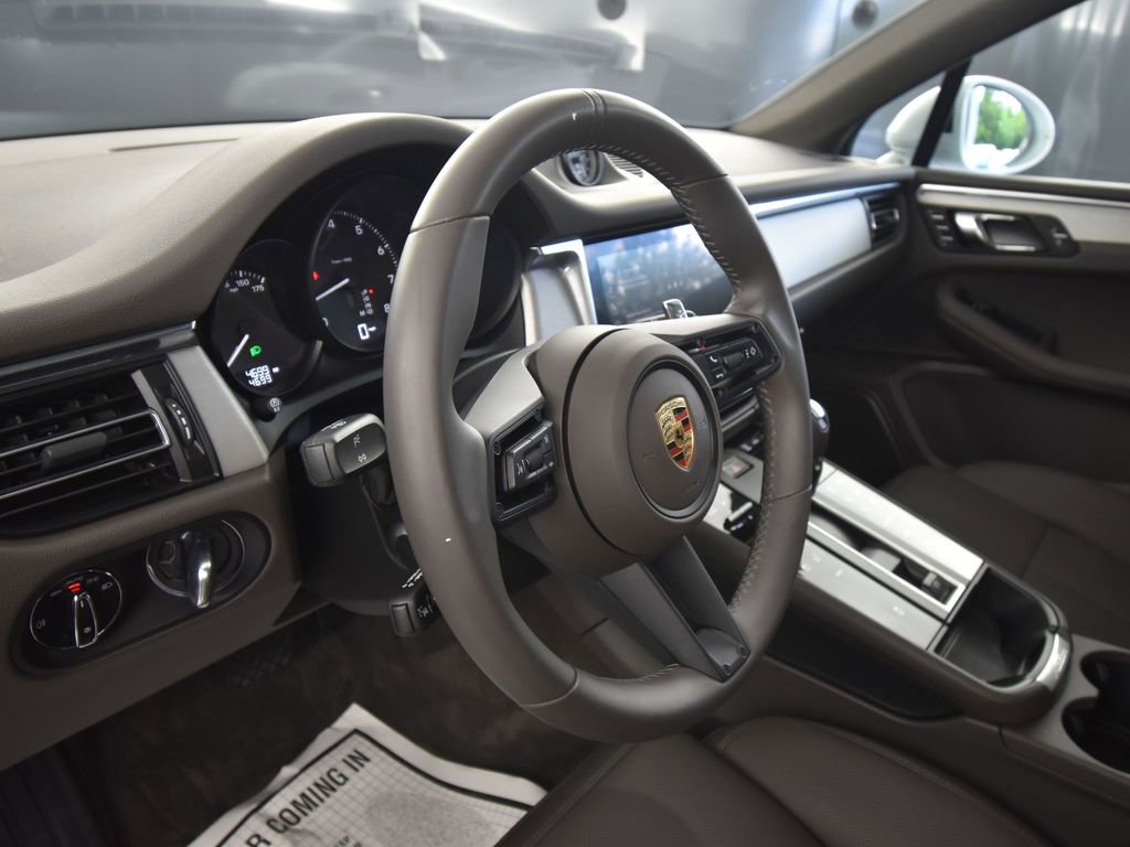 Used 2025 Porsche Macan image 4