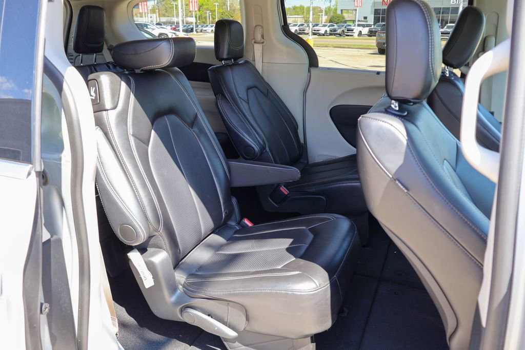 Used 2024 Chrysler Pacifica Touring-L image 10