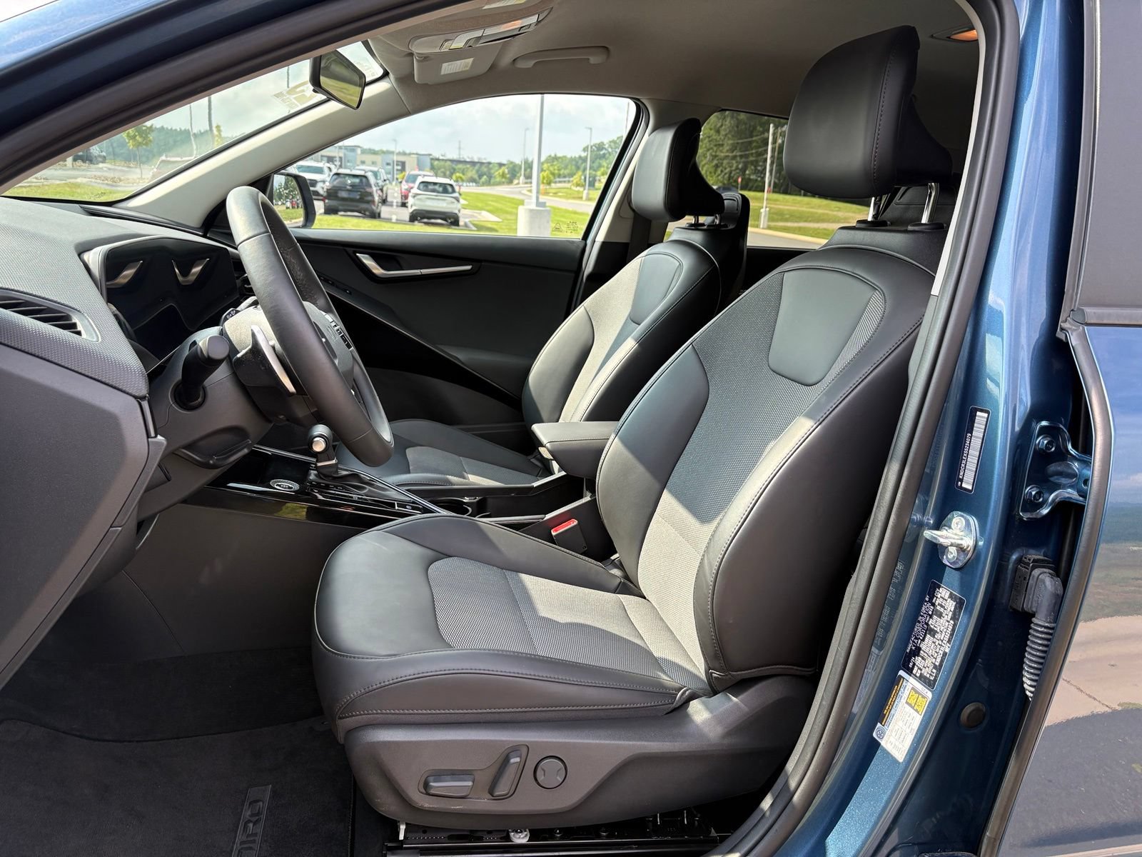 Used 2025 Kia Niro EX FWD image 27