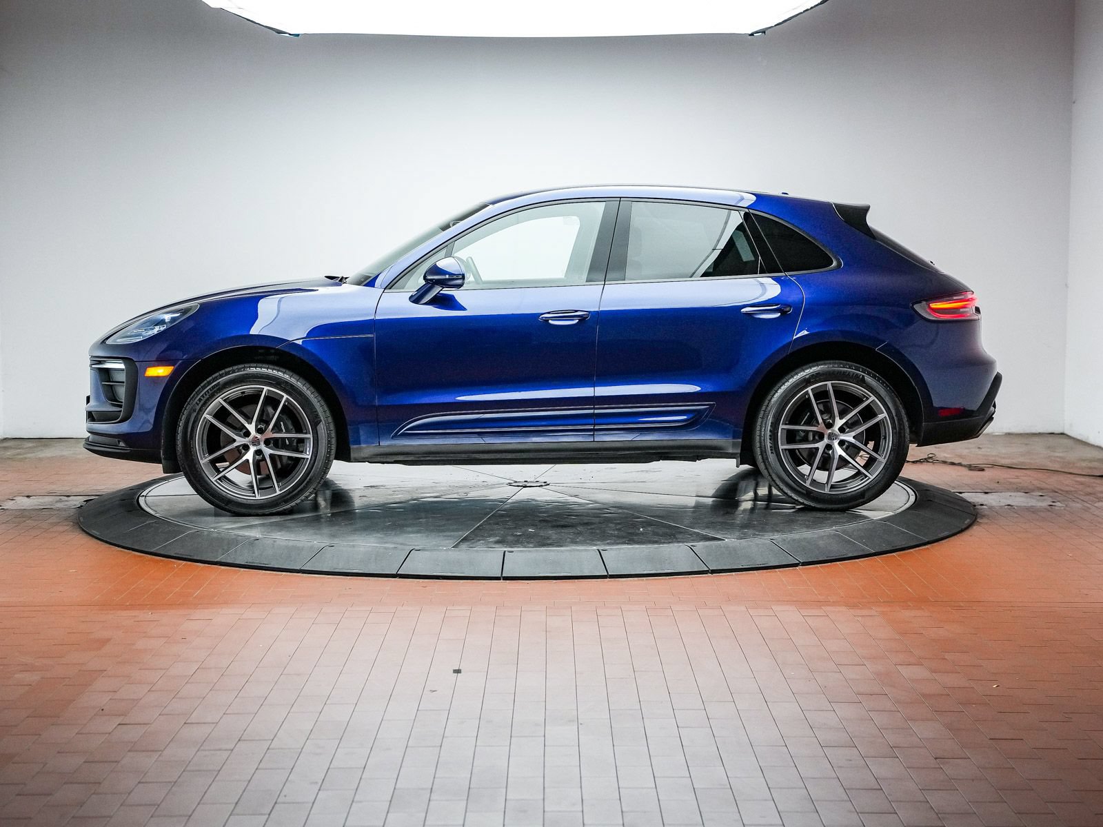 Certified 2026 Porsche Macan AWD/4WD image 2