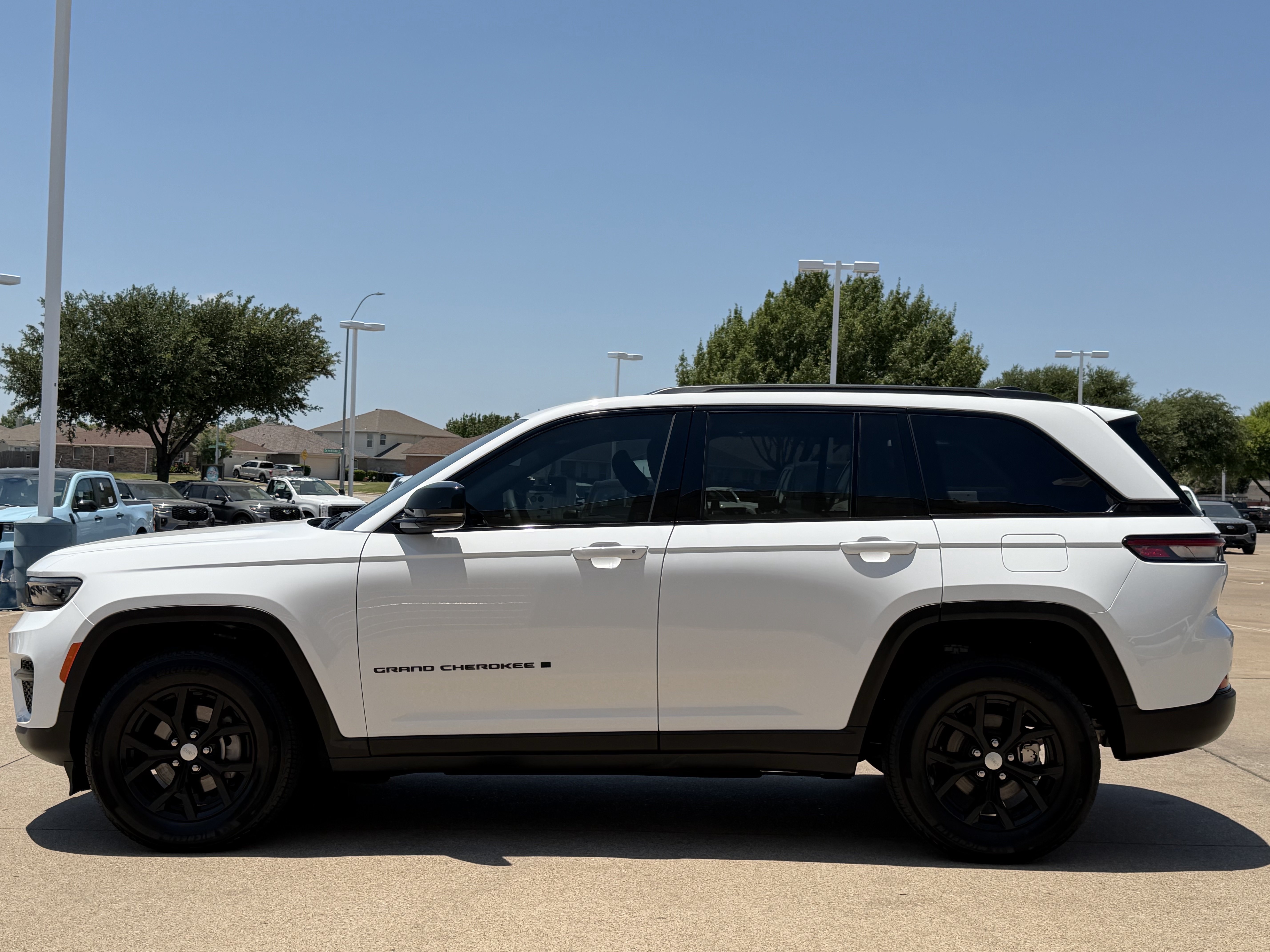 Used 2025 Jeep Grand Cherokee Altitude RWD image 4