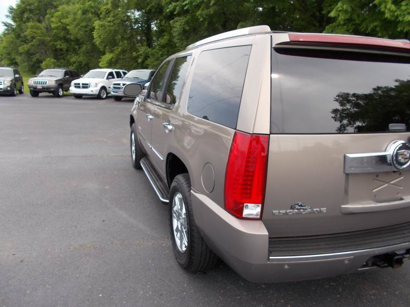Used 2007 Cadillac Escalade AWD w/ Information Package image 4