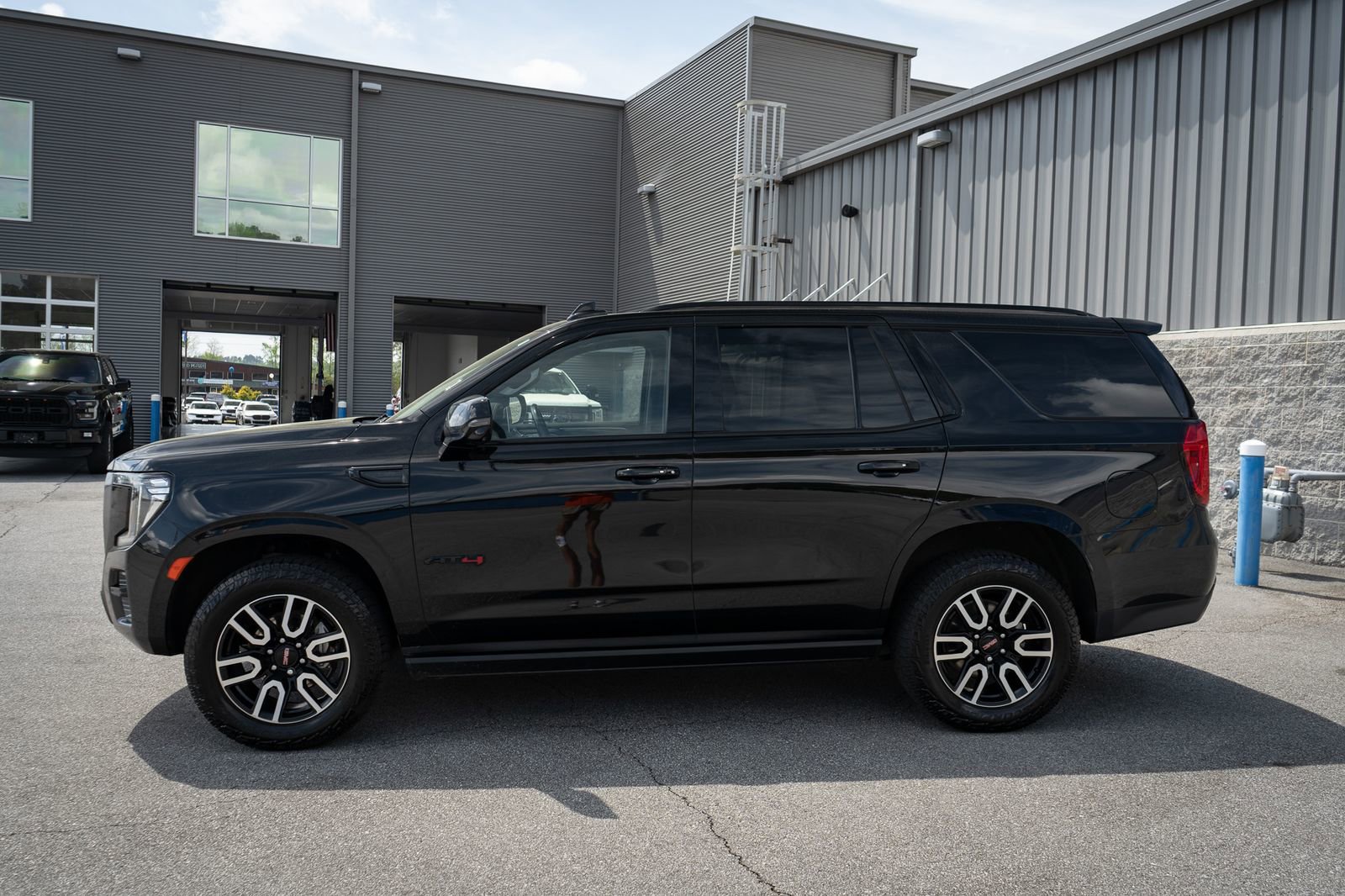 Used 2023 GMC Yukon AT4 w/ AT4 Premium Package AWD/4WD image 5