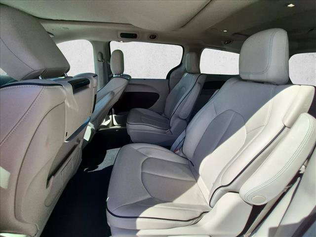 Used 2018 Chrysler Pacifica Limited w/ Advanced Safetytec Group FWD image 22