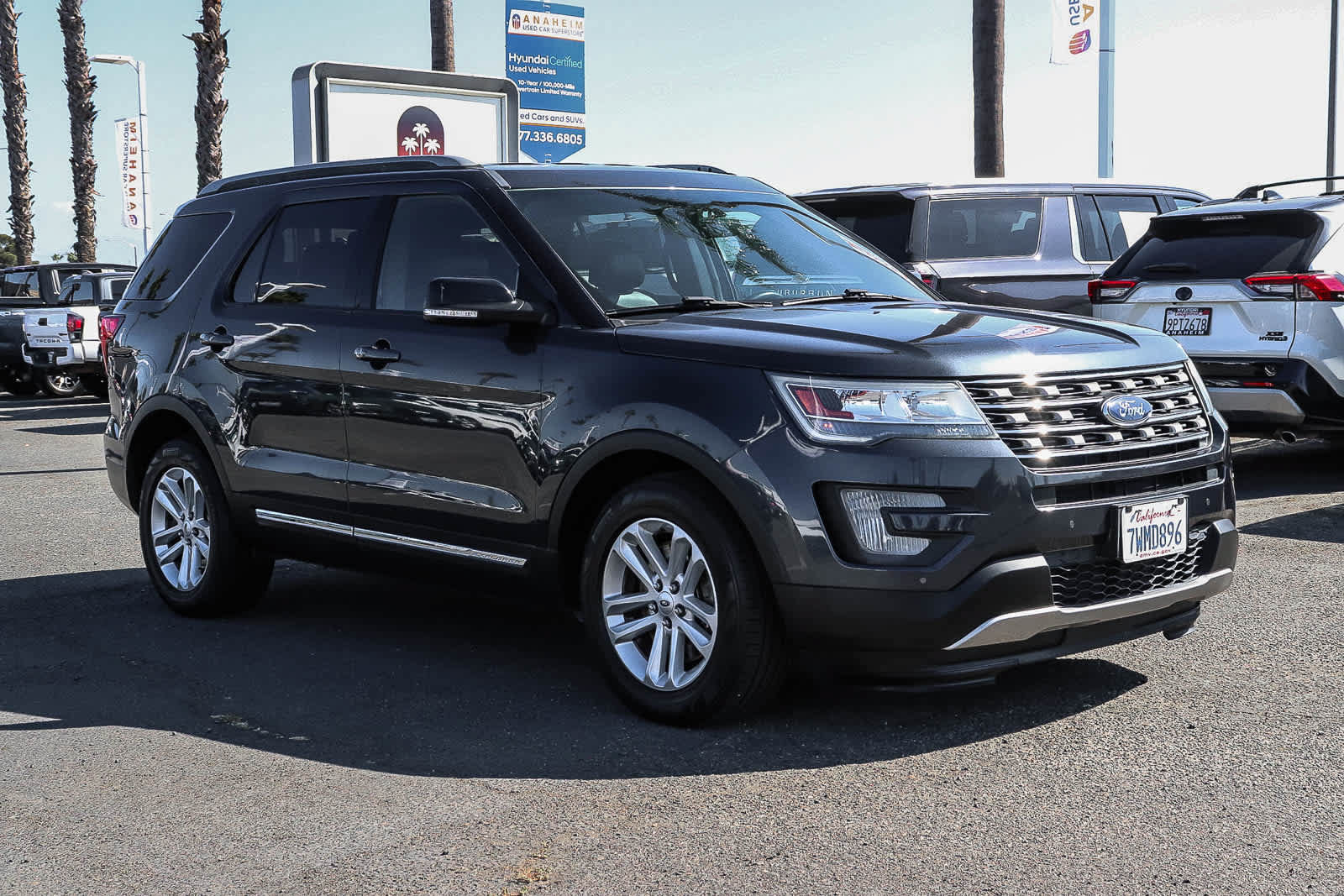 Used 2017 Ford Explorer XLT w/ Equipment Group 202A FWD image 3