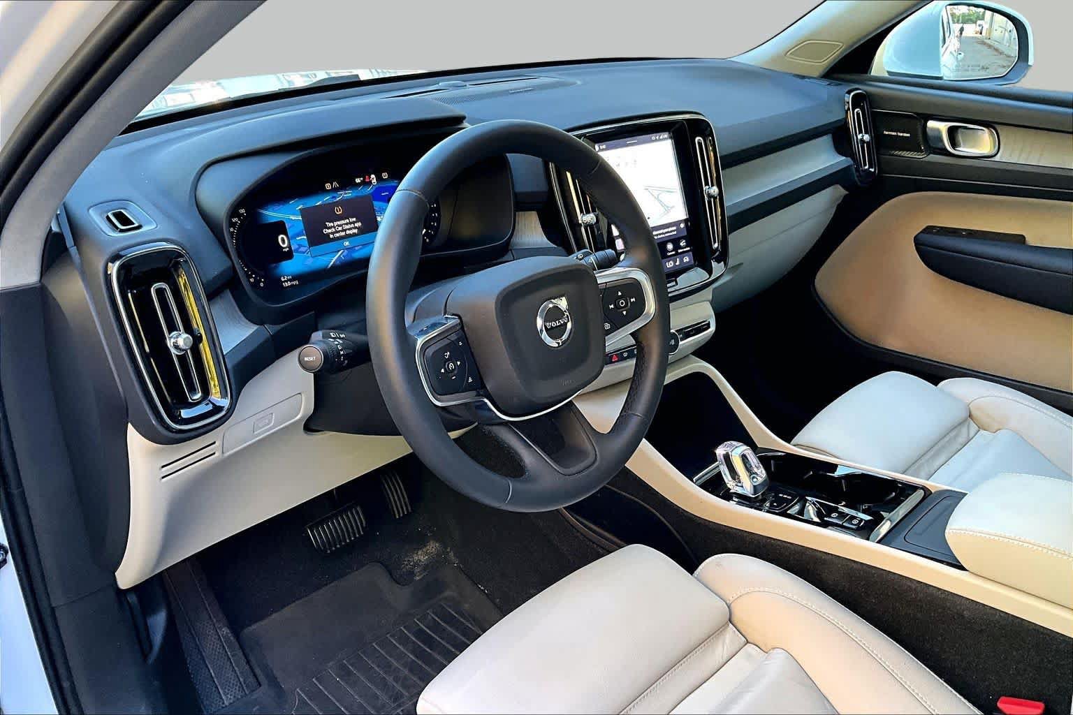 Certified 2024 Volvo XC40 B5 Plus w/ Protection Package Premier AWD/4WD image 17
