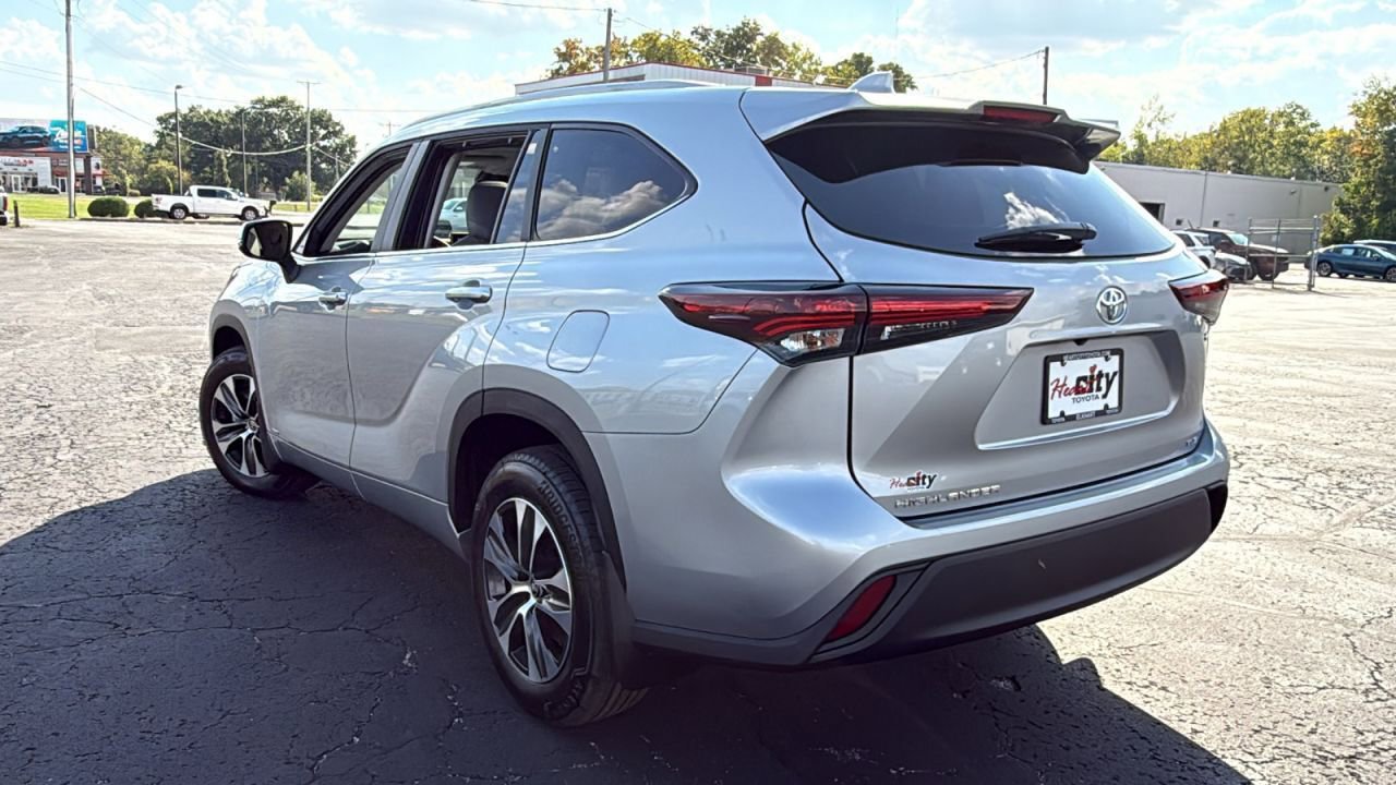 New 2025 Toyota Highlander XLE image 5