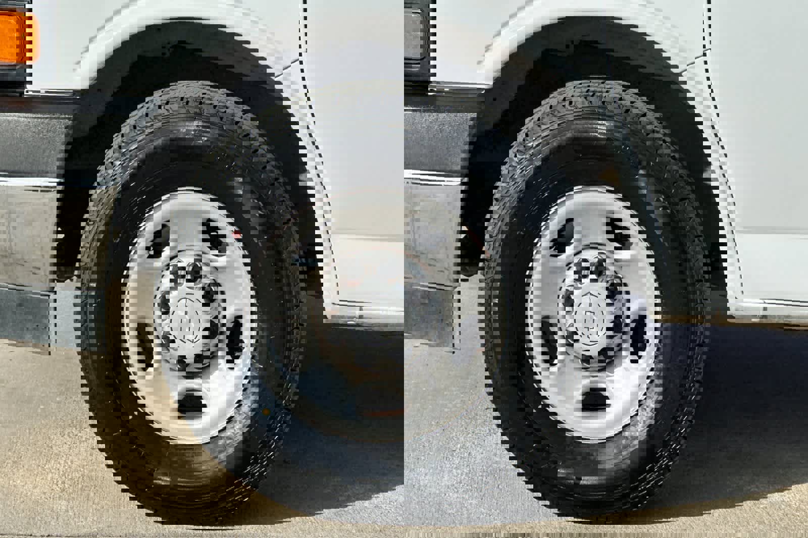 Used 2019 Chevrolet Express 3500 w/ Driver Convenience Package image 32