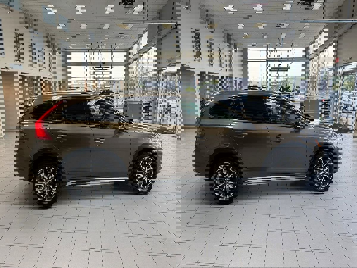 Used 2018 Volvo V60 T5 Cross Country w/ Convenience Package image 61