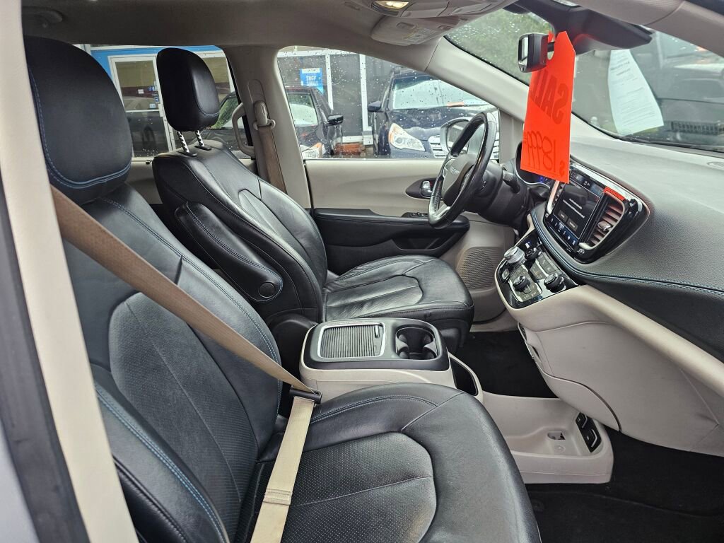 Used 2021 Chrysler Pacifica Touring-L image 11