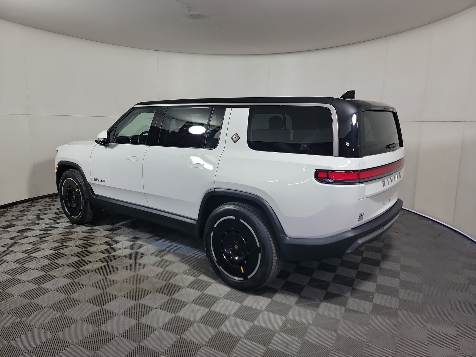 Used 2025 Rivian R1S Adventure AWD/4WD image 3