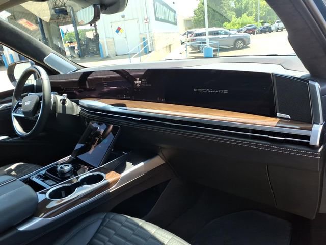 Used 2025 Cadillac Escalade Sport Platinum w/ LPO, ONYX Package AWD/4WD image 17