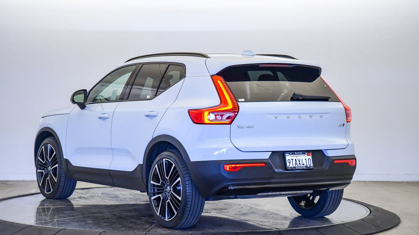 Certified 2025 Volvo XC40 B5 Ultra w/ Climate Package image 2