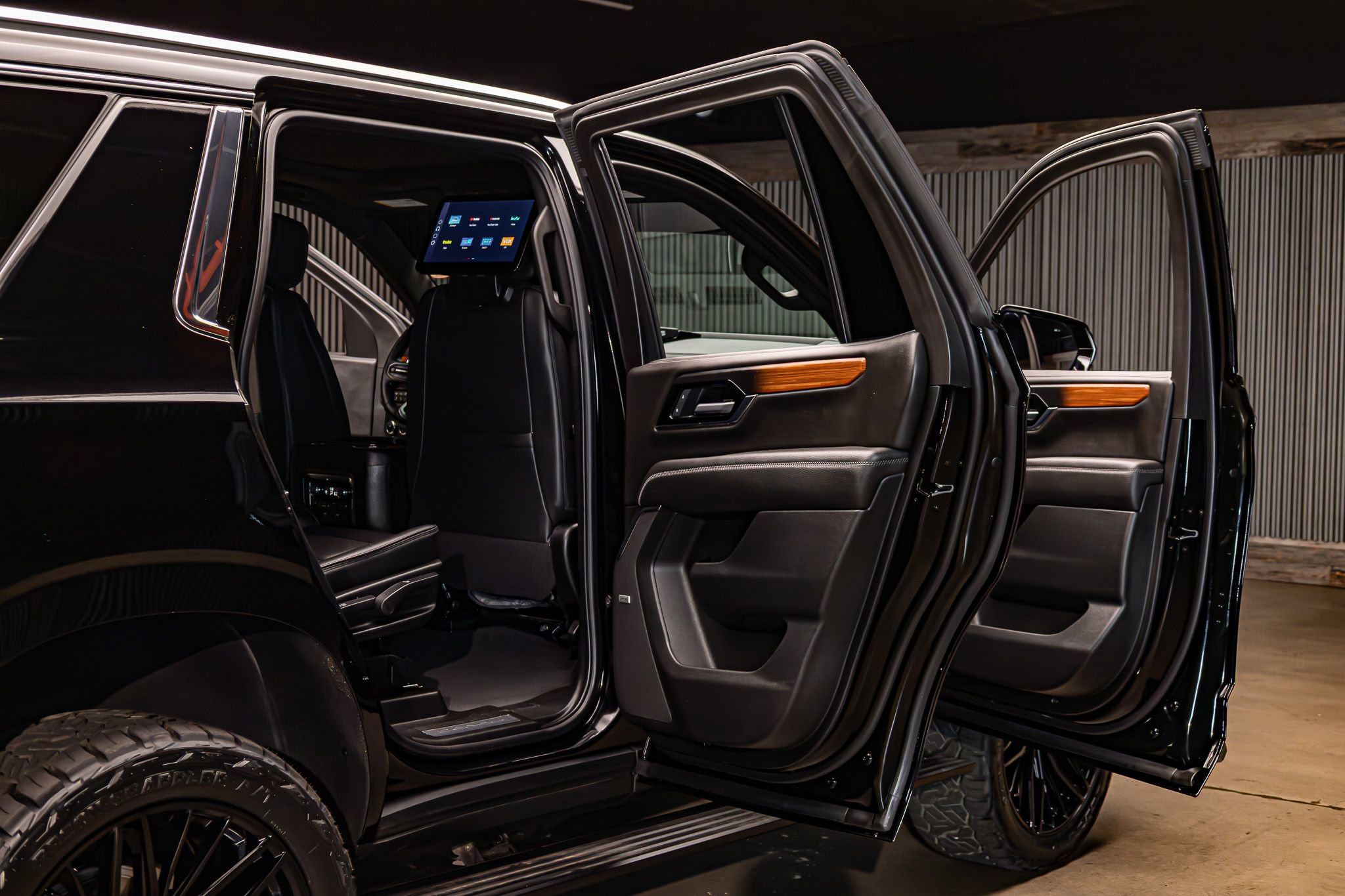 Used 2025 GMC Yukon Denali w/ Denali Reserve Package image 32