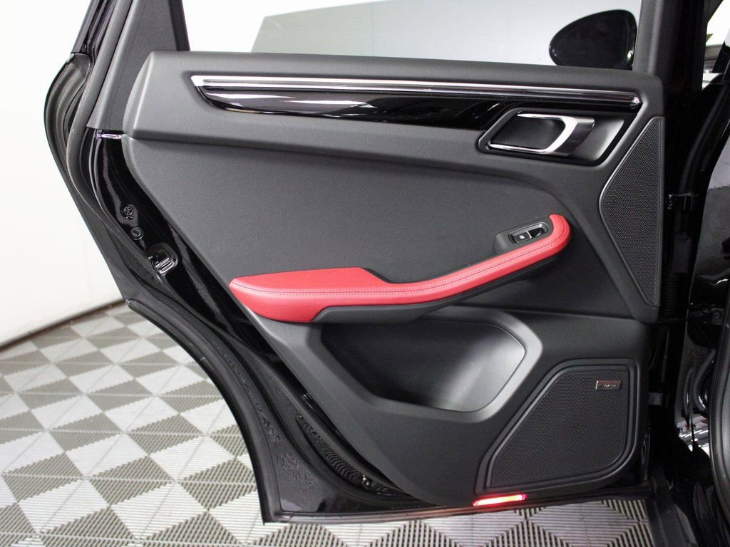 Certified 2025 Porsche Macan image 32