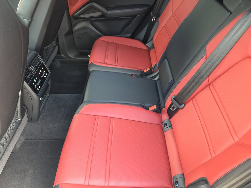 Used 2024 Porsche Cayenne AWD/4WD image 11