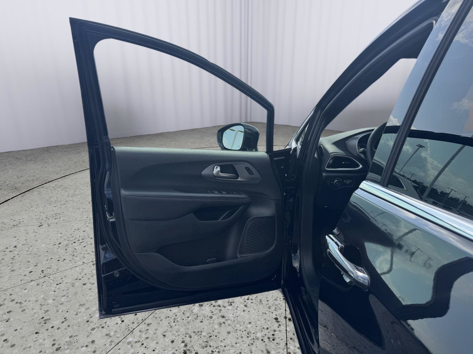 Used 2025 Chrysler Pacifica Select FWD image 26