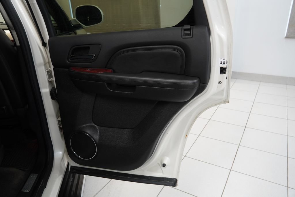 Used 2011 Cadillac Escalade Luxury image 25