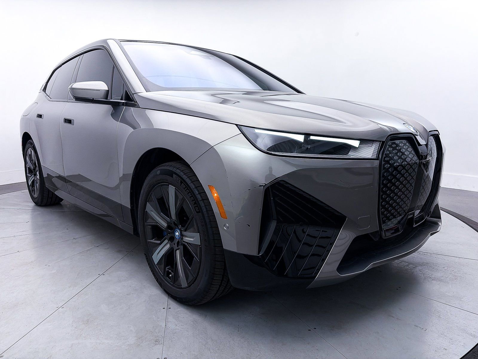 Used 2023 BMW iX xDrive50 w/ Sport Package image 12