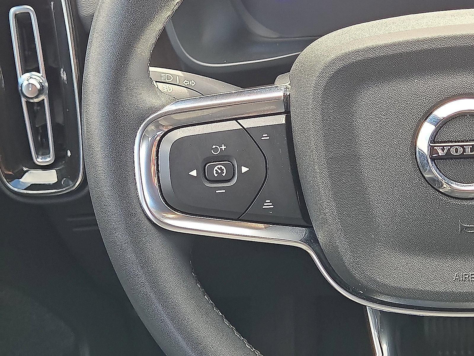 Certified 2023 Volvo XC40 Recharge Core AWD/4WD image 19