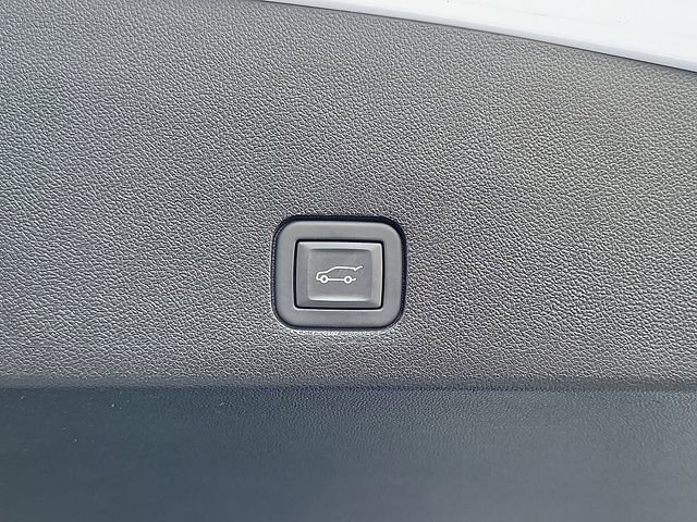 Certified 2023 Cadillac XT6 Sport w/ LPO, ONYX Package image 22