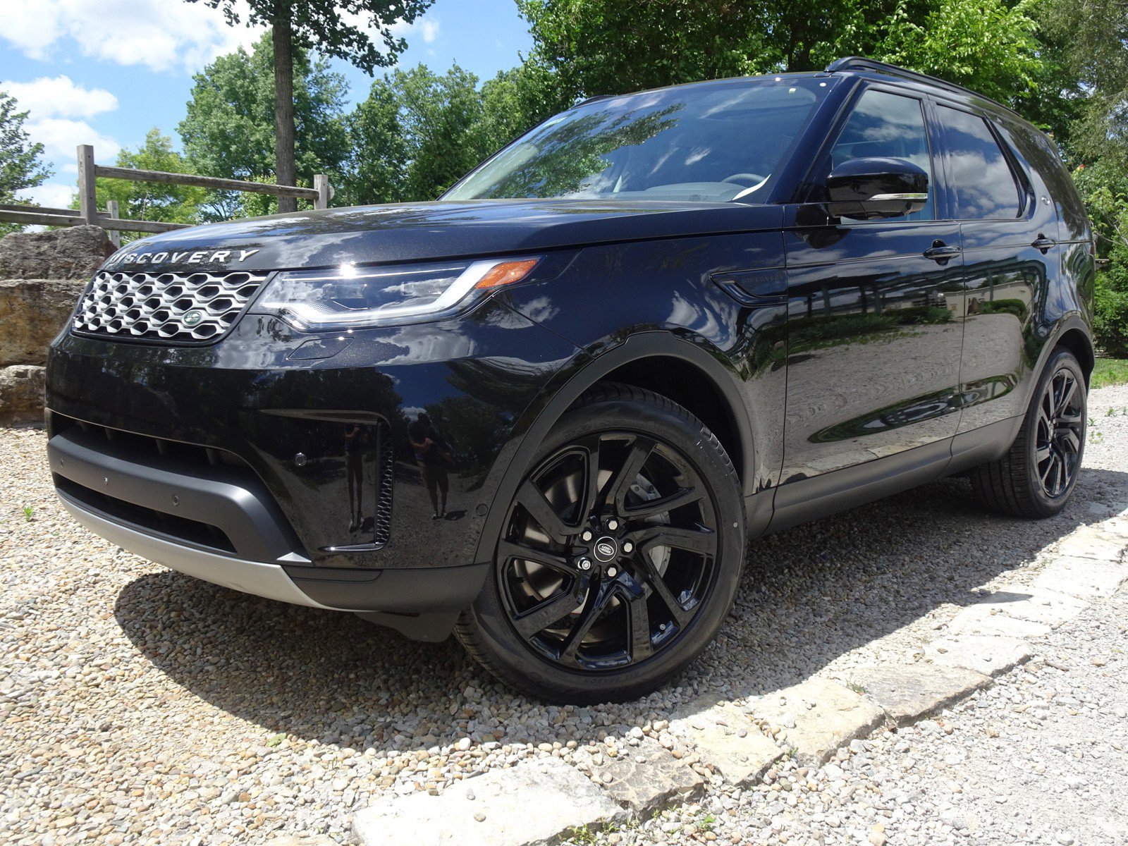 New 2024 Land Rover Discovery S image 1