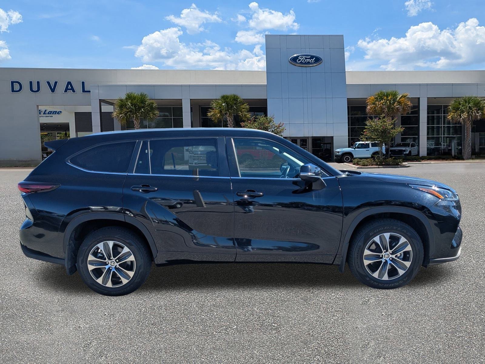 Used 2024 Toyota Highlander XLE image 3