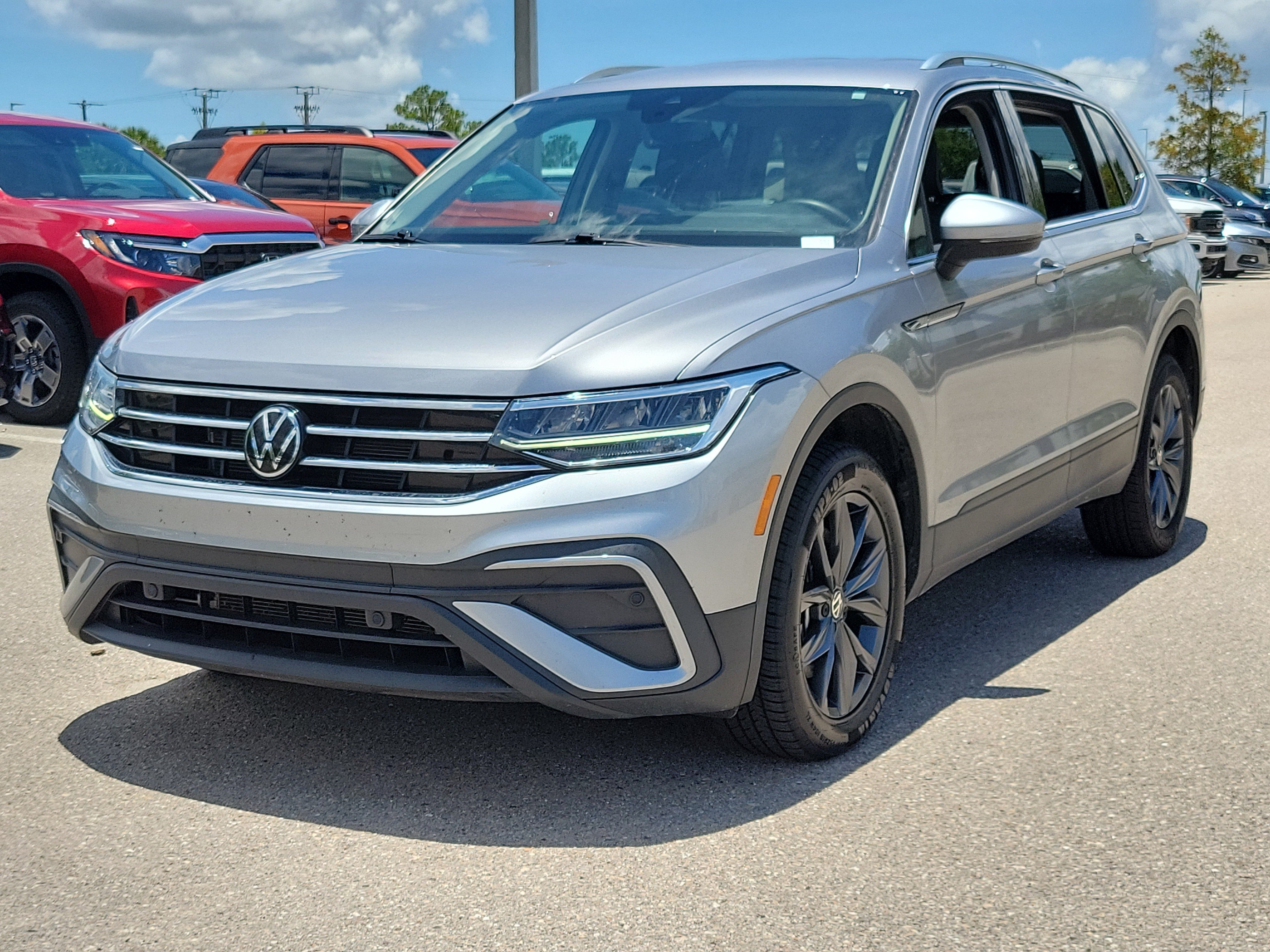 Used 2024 Volkswagen Tiguan SE FWD video 3