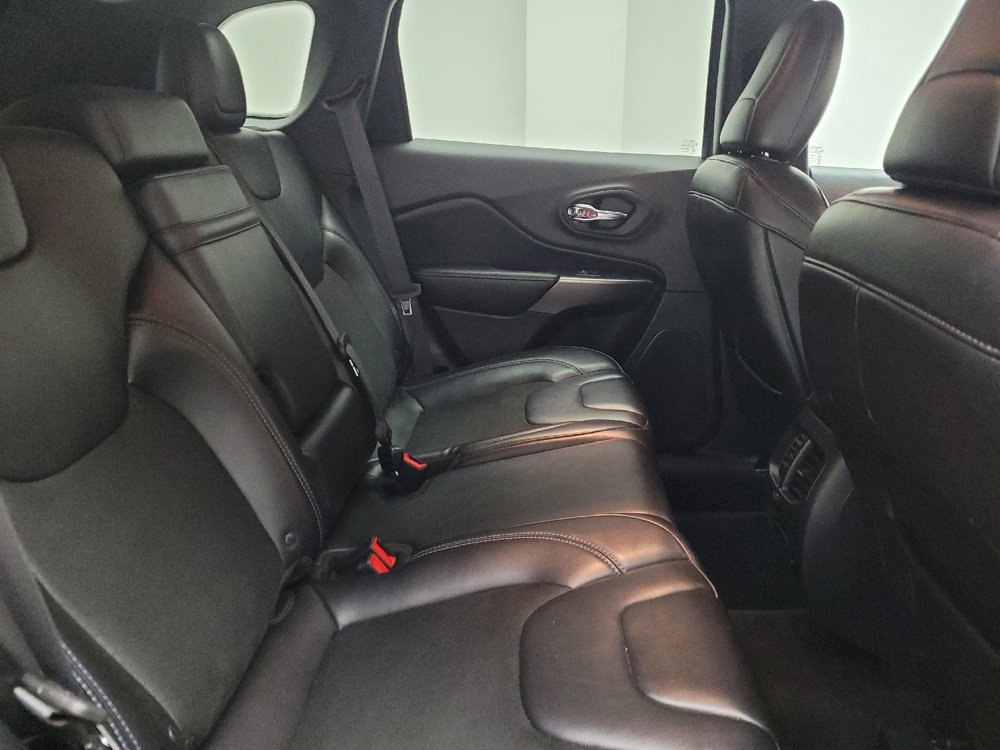 Used 2019 Jeep Cherokee Latitude Plus w/ Comfort/Convenience Group AWD/4WD image 19