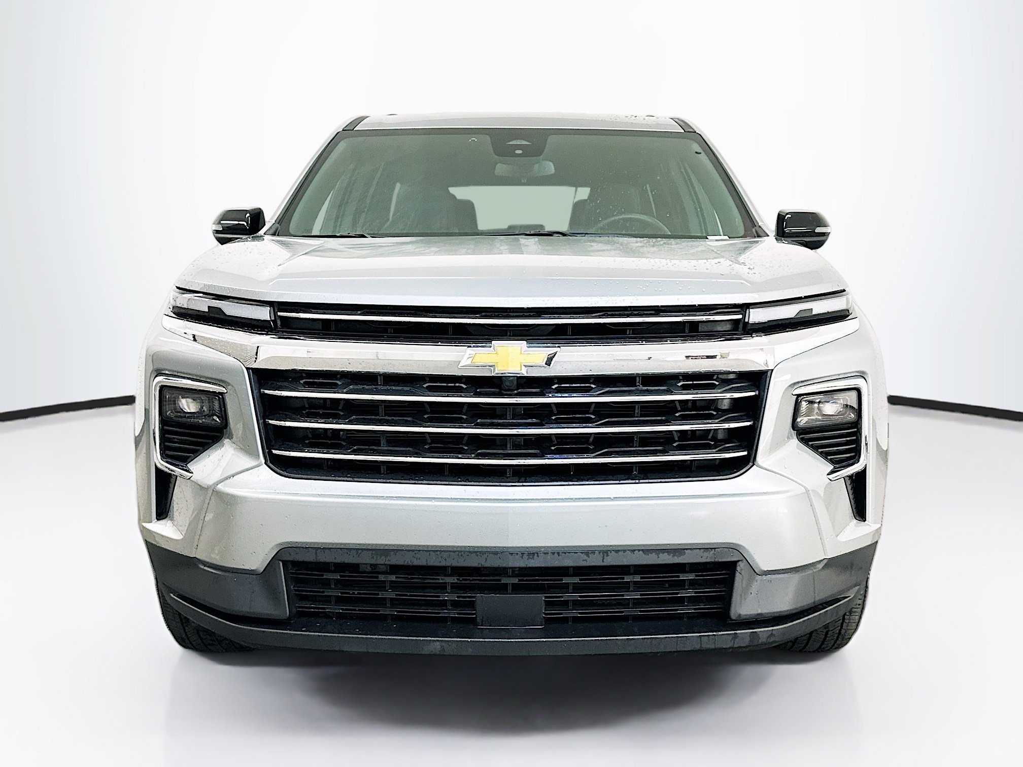 Used 2025 Chevrolet Traverse LT image 2