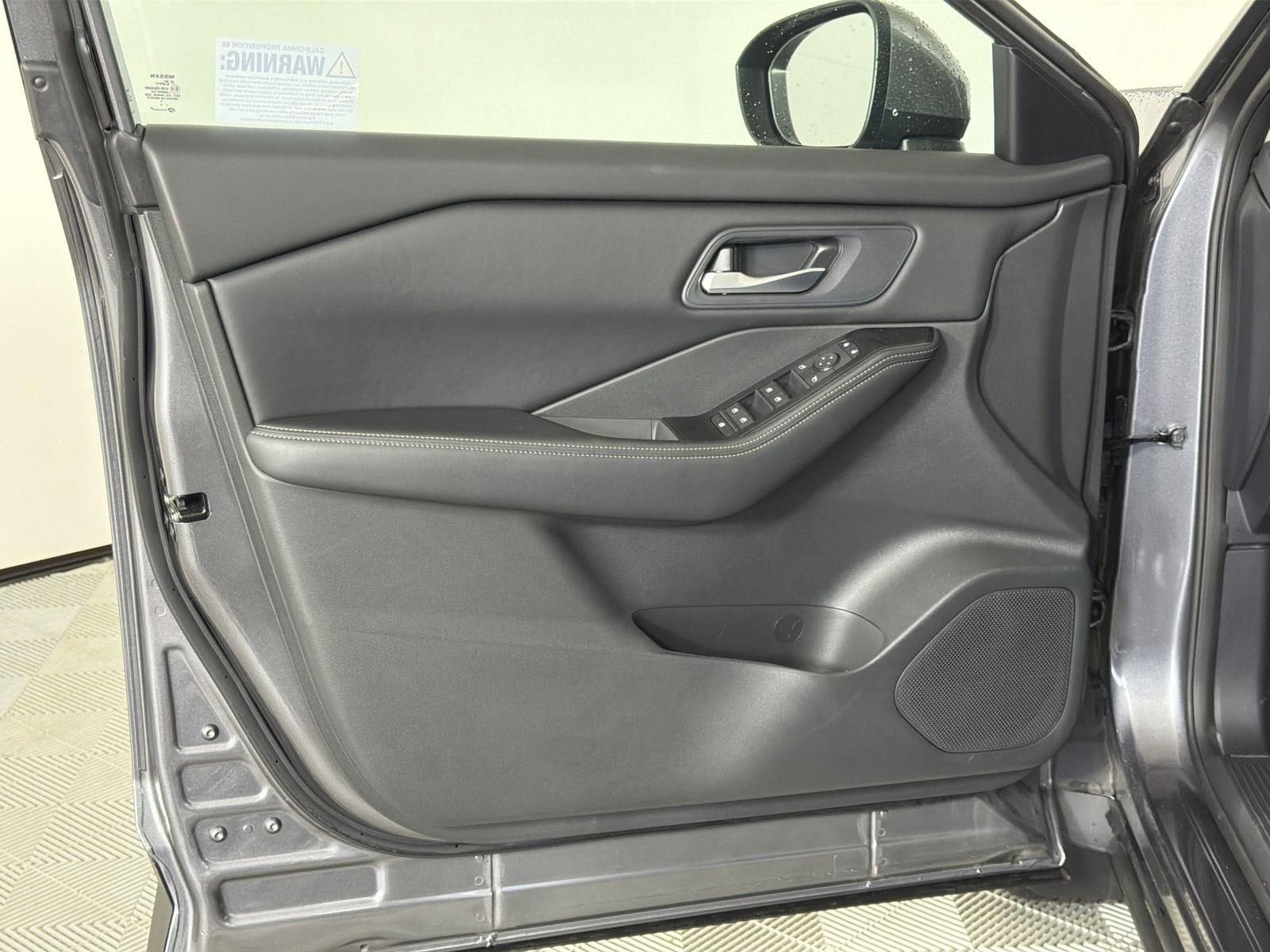 Used 2024 Nissan Rogue SV image 19