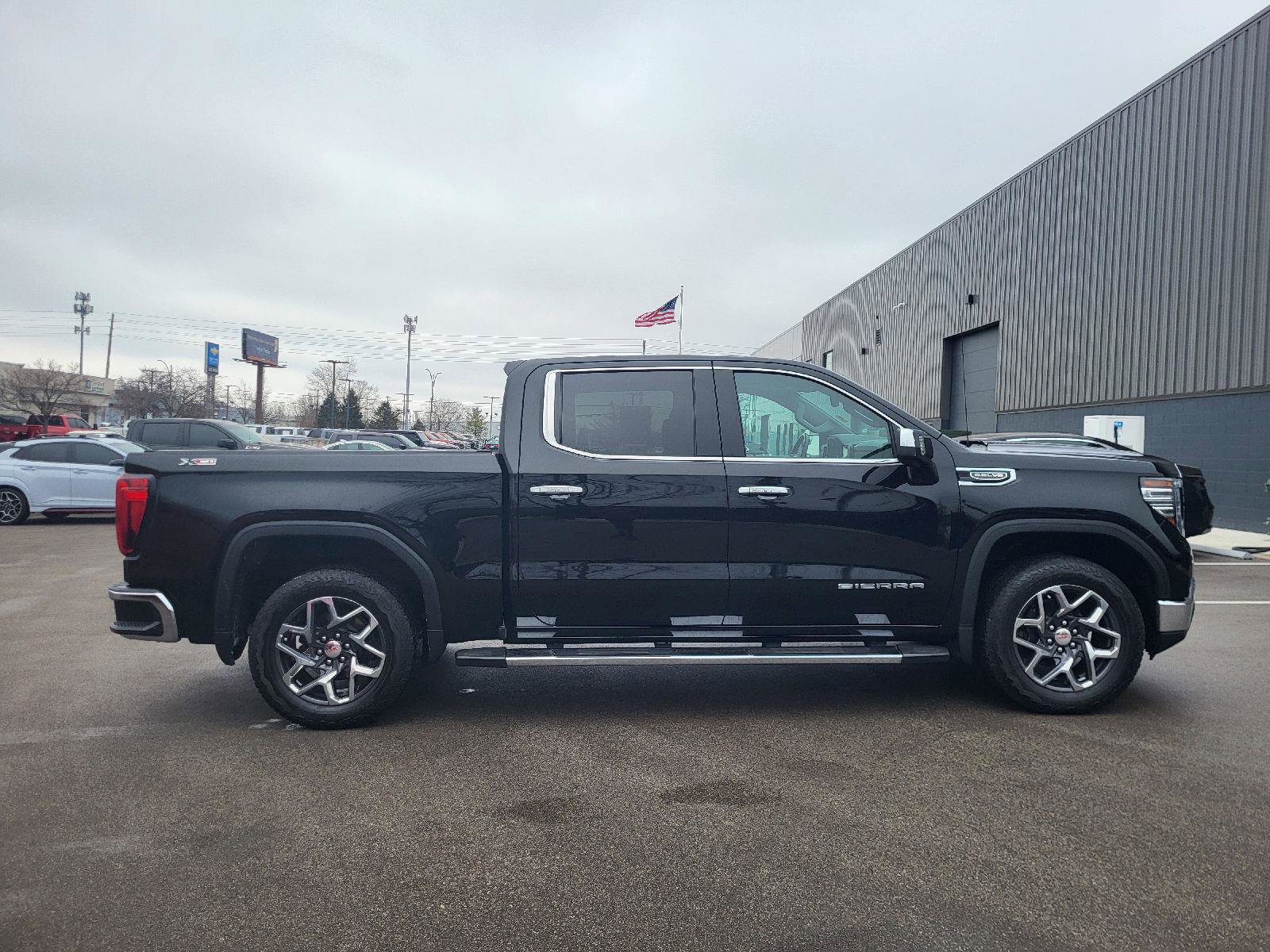 Used 2023 GMC Sierra 1500 SLT w/ SLT Premium Package image 2