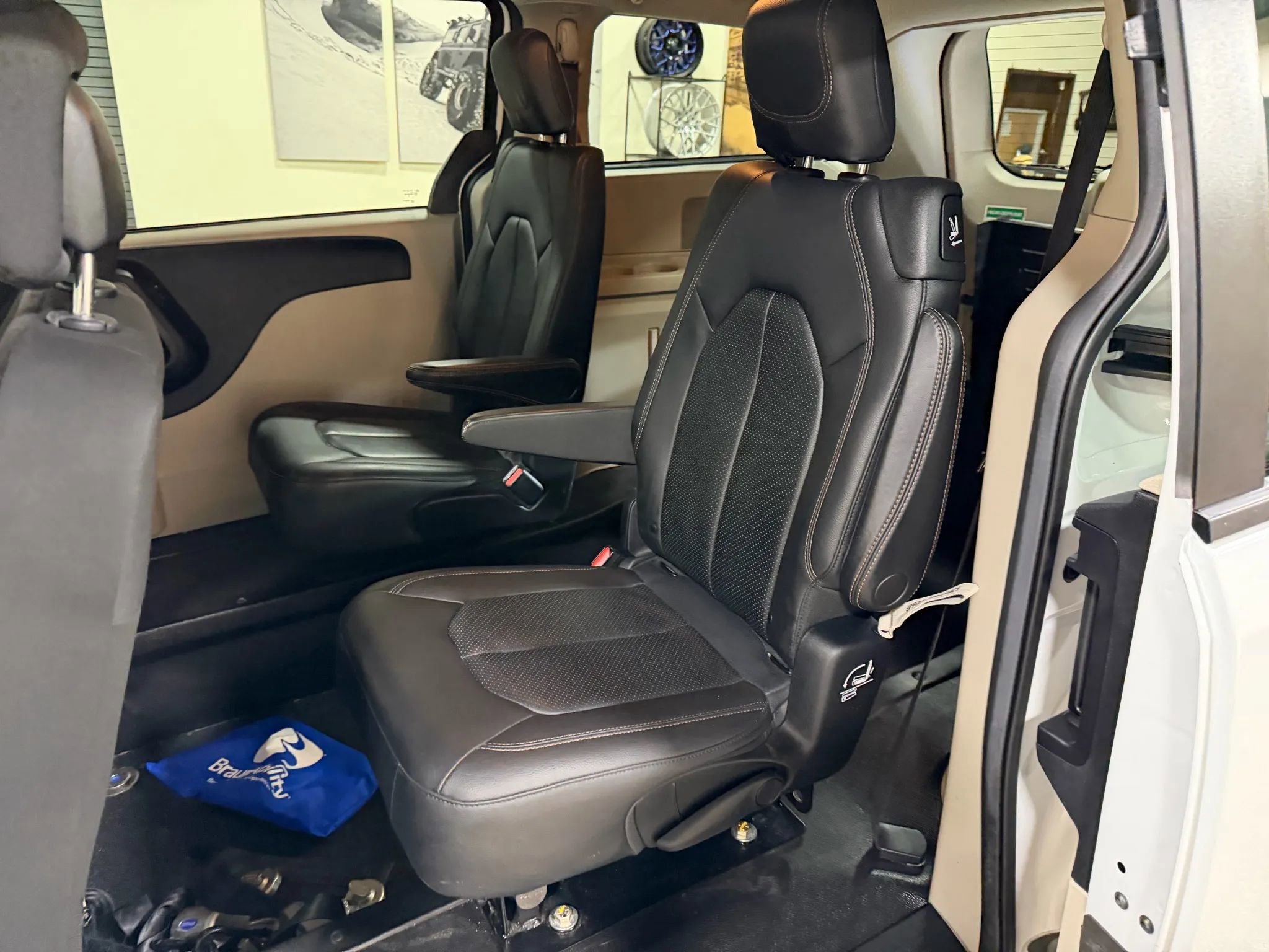 Used 2019 Dodge Grand Caravan SE image 48