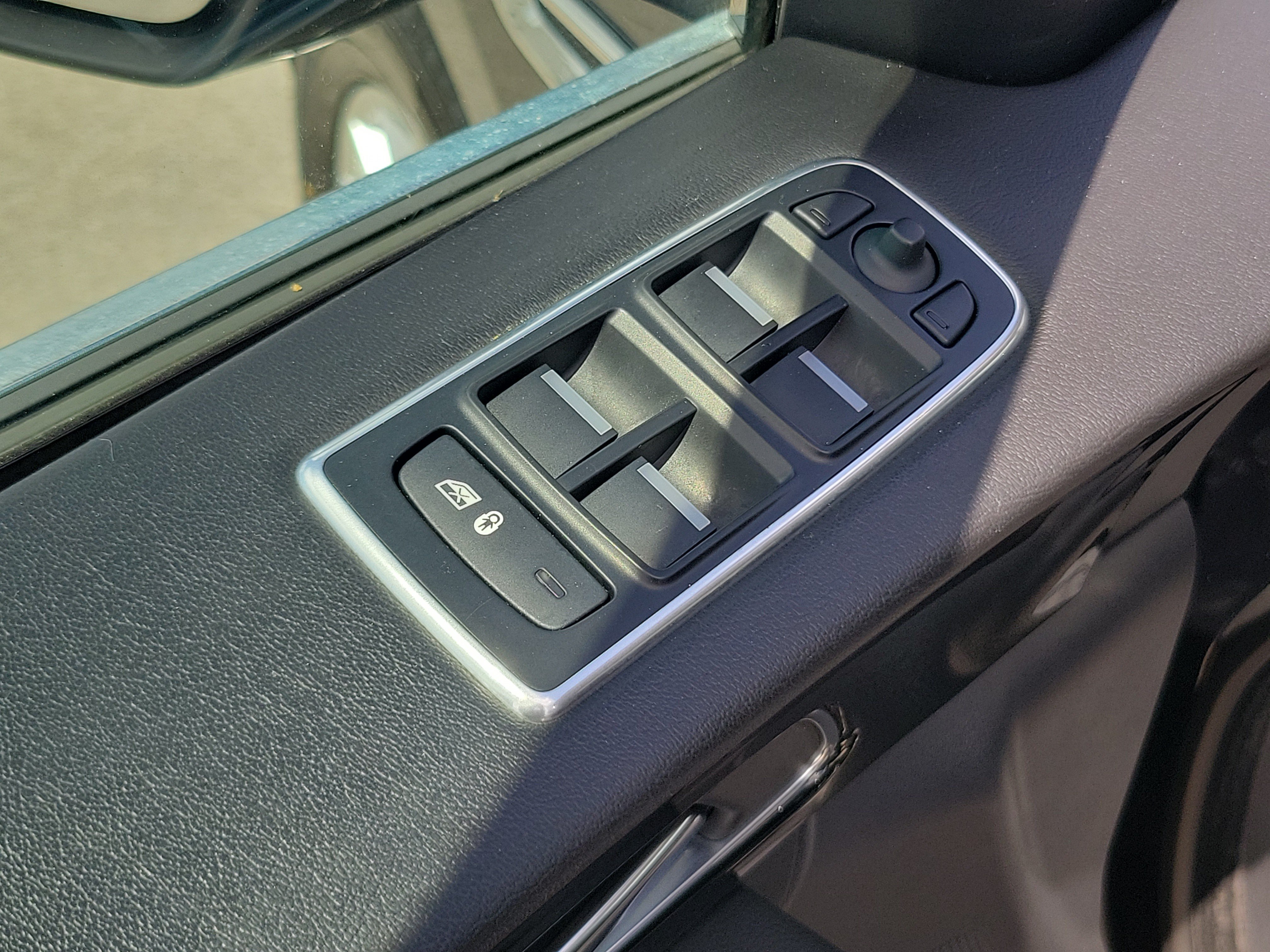 Used 2019 Jaguar F-PACE AWD/4WD image 30