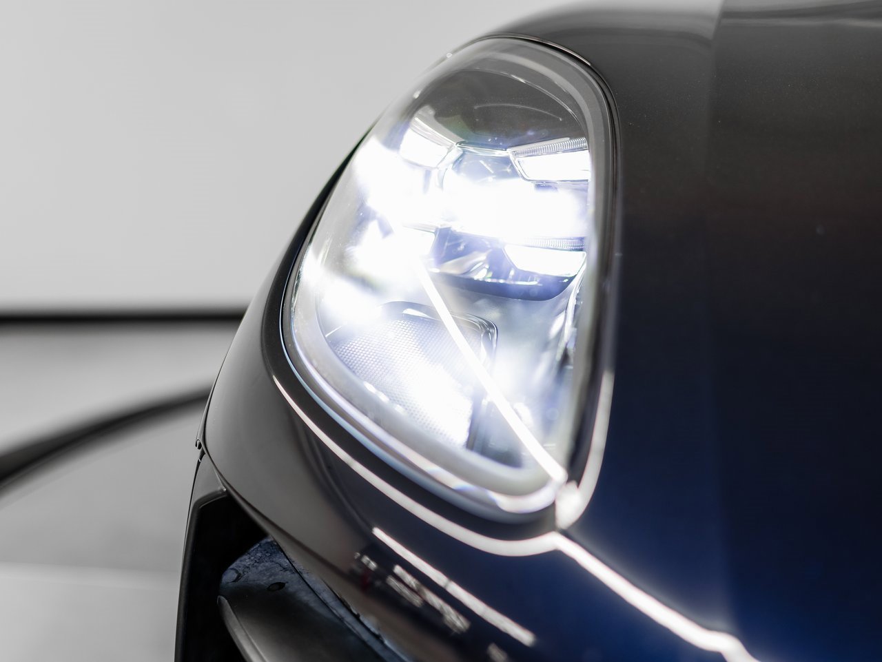 Certified 2020 Porsche Macan image 13