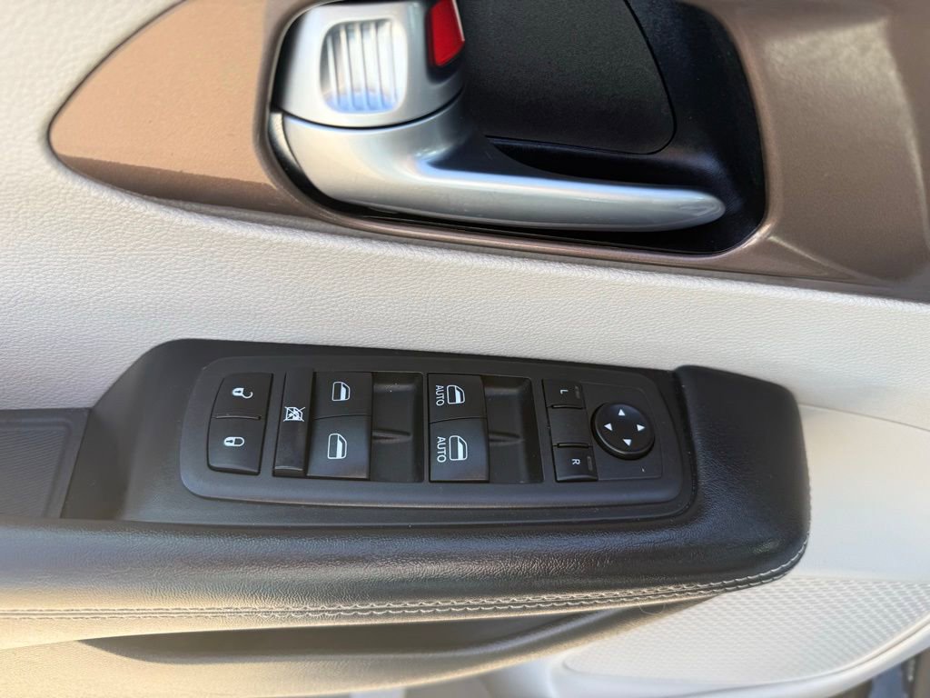 Used 2022 Chrysler Voyager LX FWD image 24