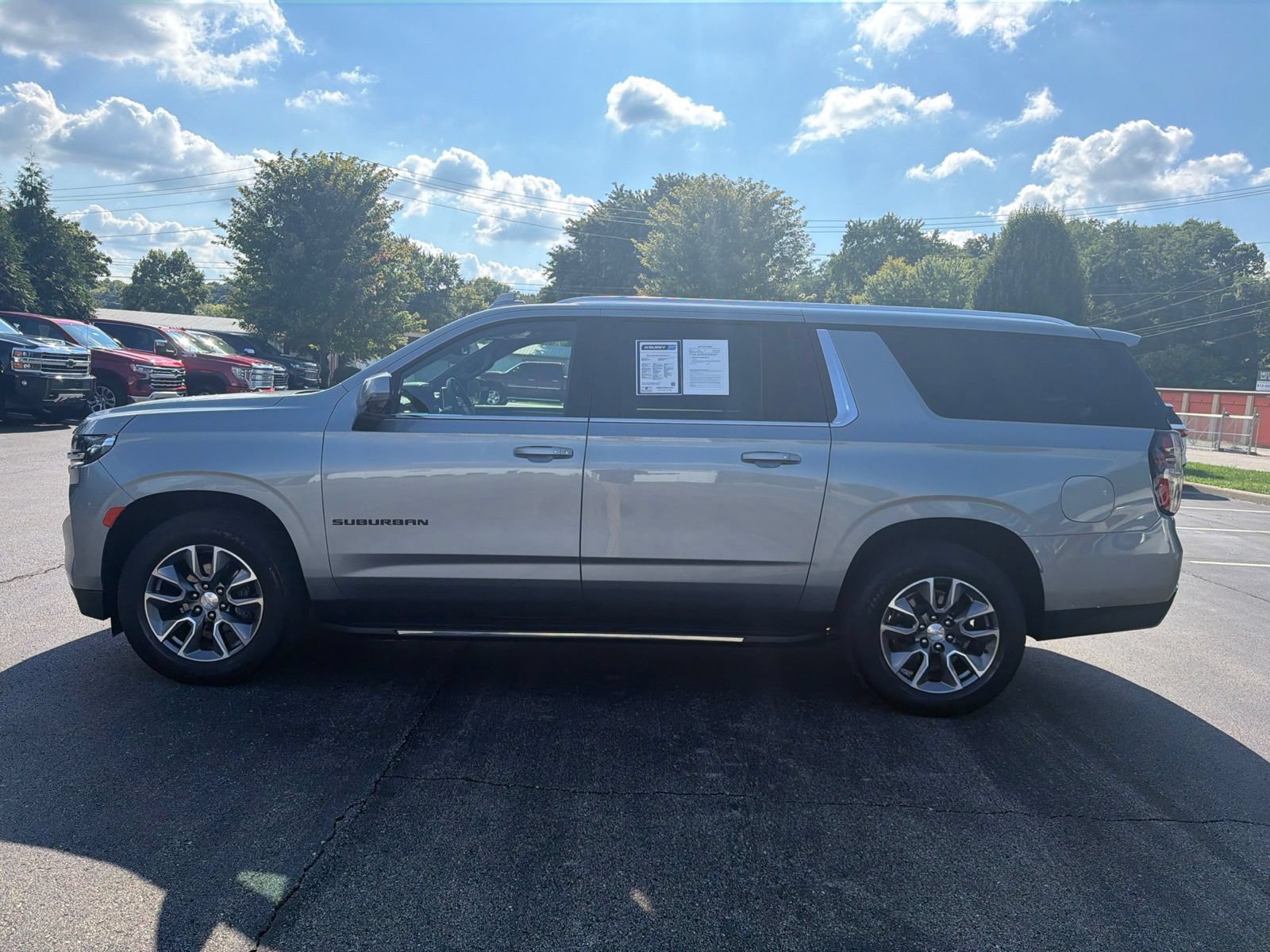 Used 2024 Chevrolet Suburban LT w/ Luxury Package AWD/4WD image 2