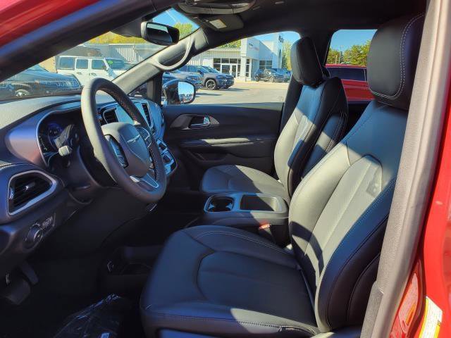 New 2026 Chrysler Pacifica Select image 5