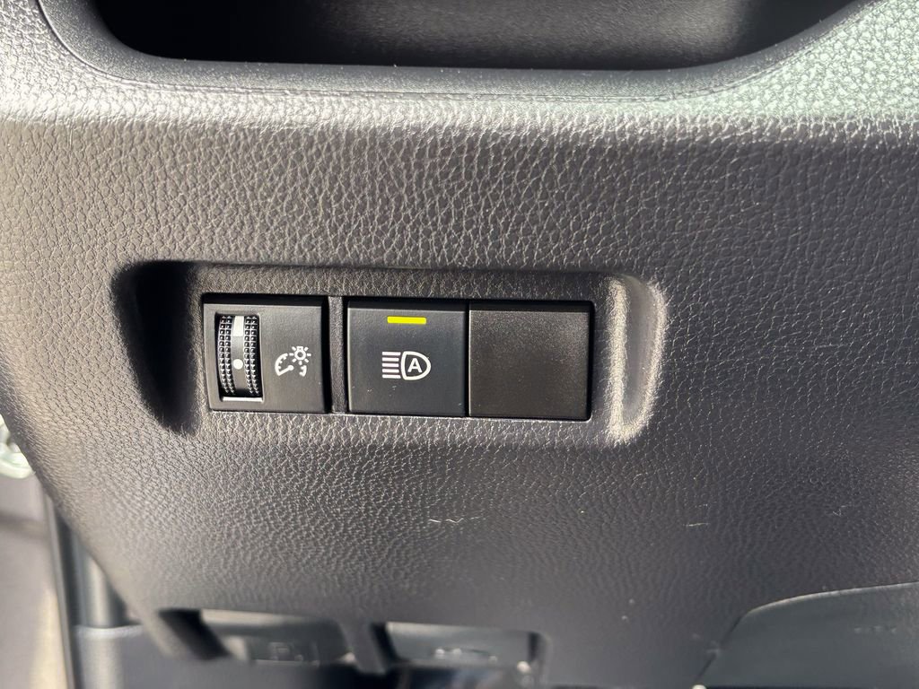 Used 2025 Toyota RAV4 XLE FWD image 31