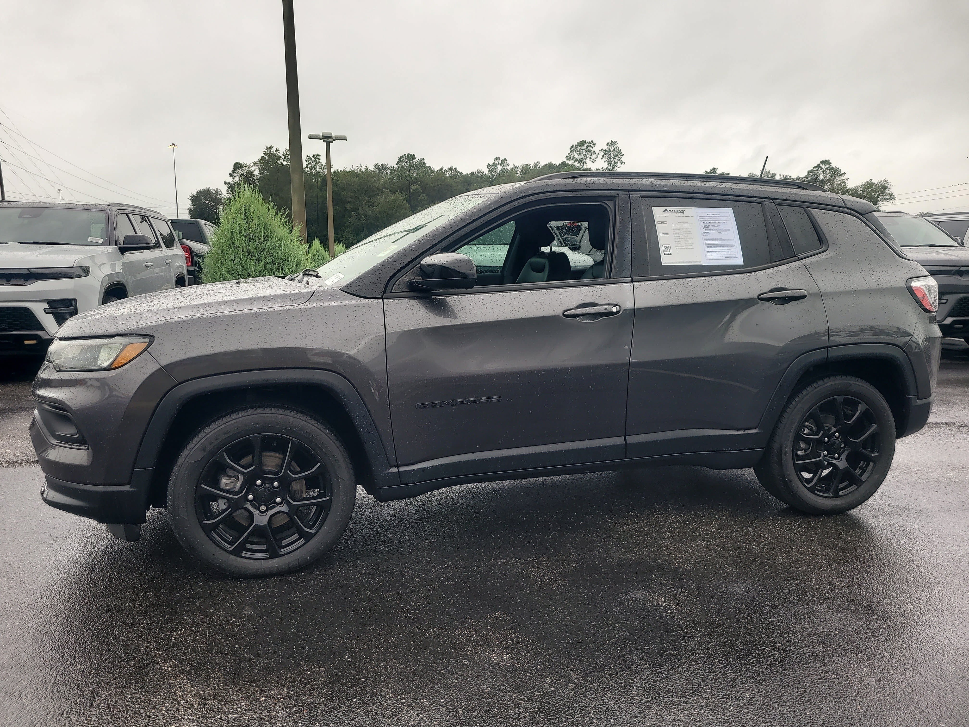 Used 2022 Jeep Compass Latitude FWD image 7