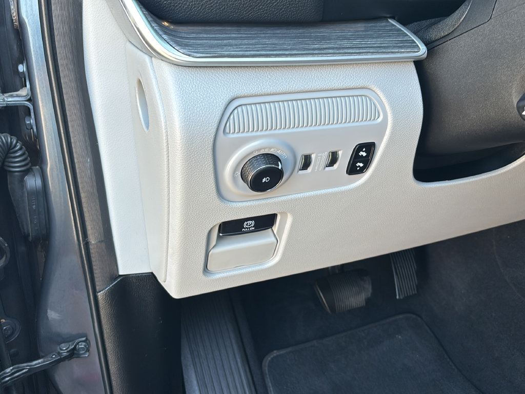 Used 2022 Jeep Wagoneer Series III RWD image 23