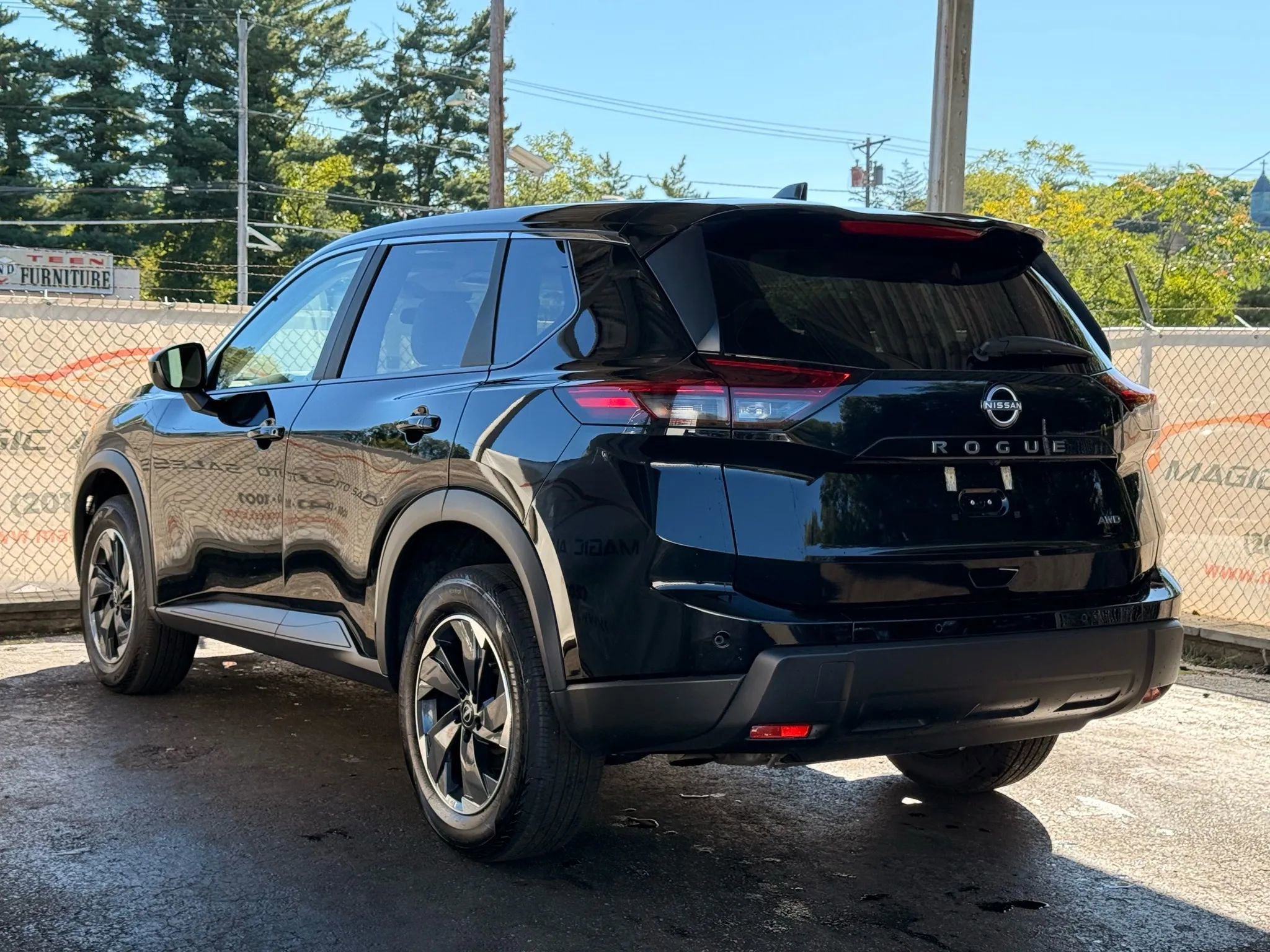 Used 2025 Nissan Rogue SV image 9