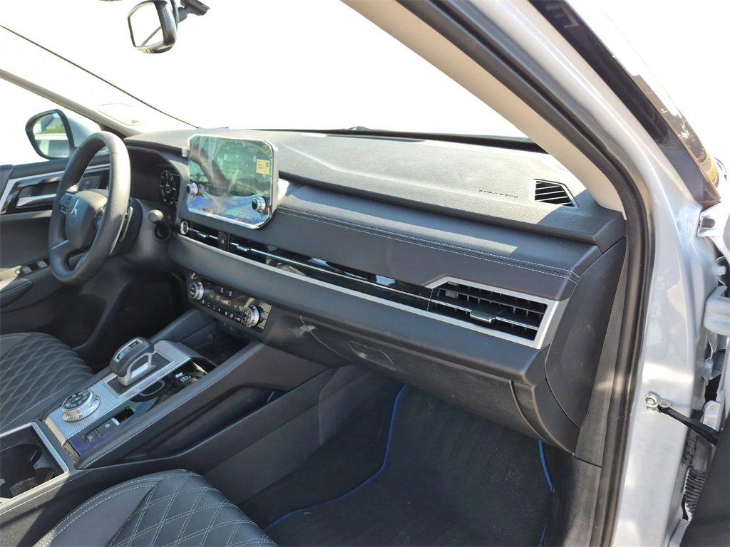 Used 2024 Mitsubishi Outlander 4WD Plug-In Hybrid image 28