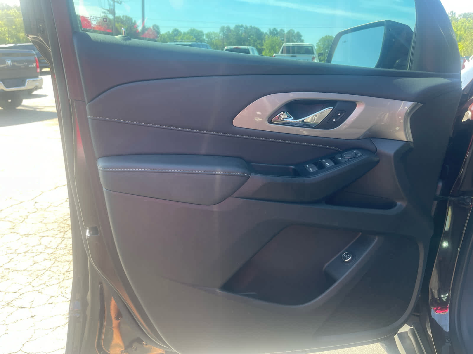 Used 2023 Chevrolet Traverse LT w/ Rear Camera Mirror Package AWD/4WD image 9