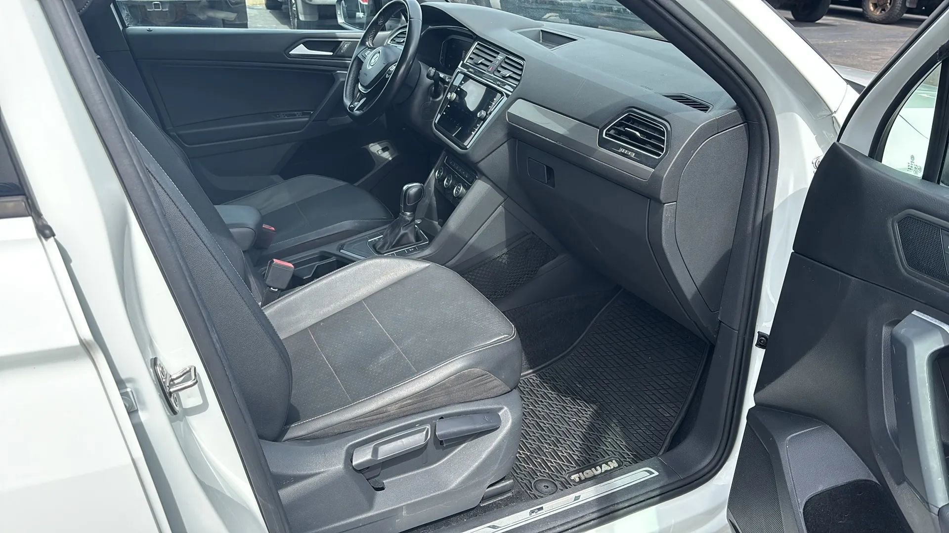 Used 2019 Volkswagen Tiguan SEL Premium R-Line FWD image 16