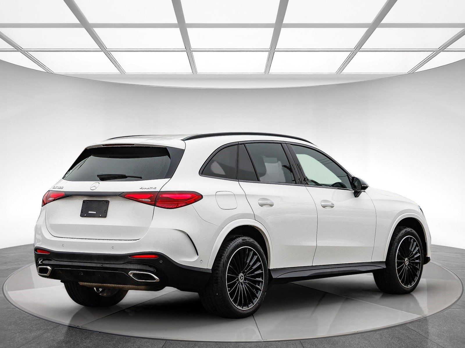 Used 2023 Mercedes-Benz GLC 300 4MATIC image 3