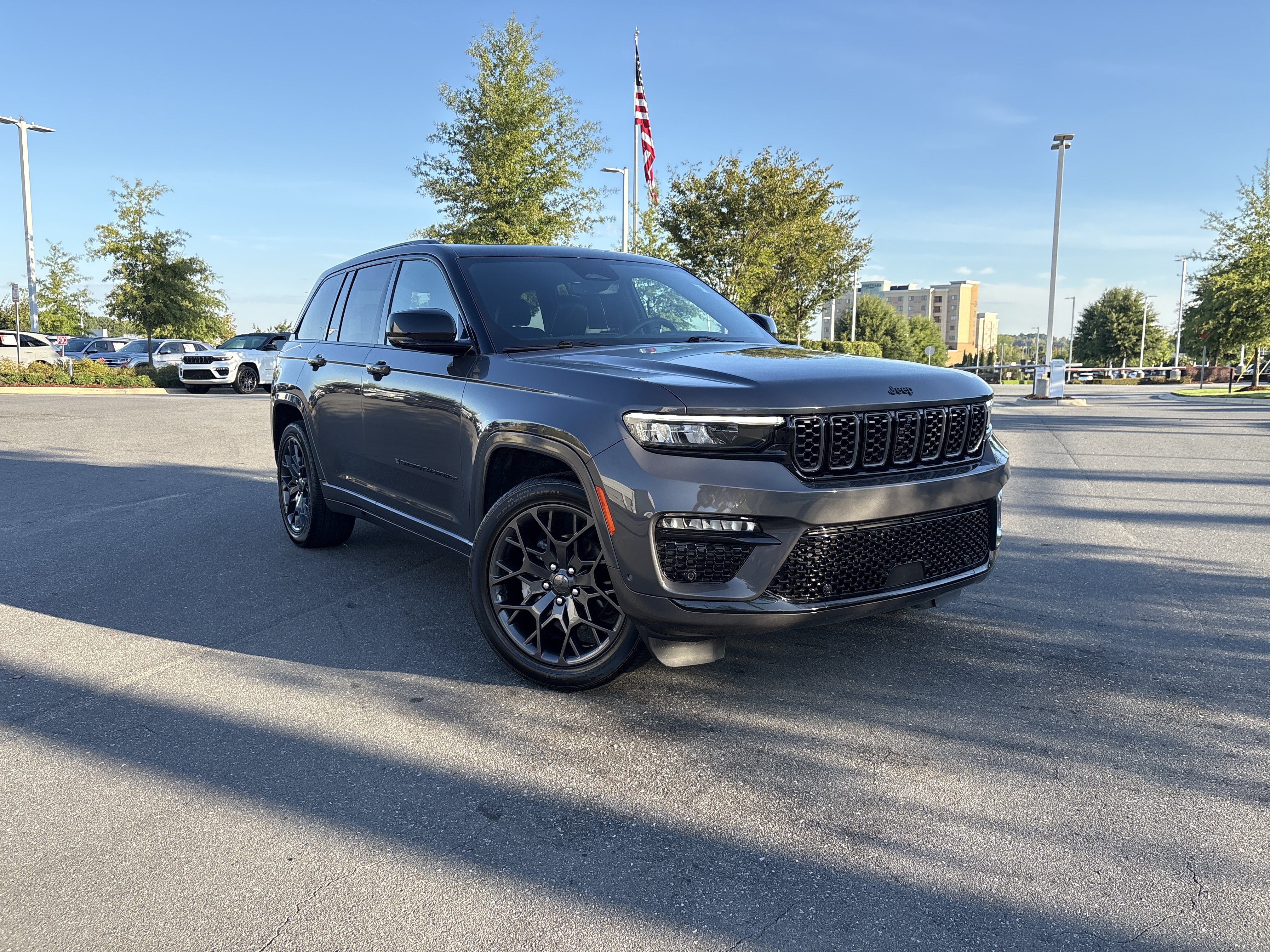 Used 2025 Jeep Grand Cherokee Summit w/ Obsidian Package AWD/4WD image 2