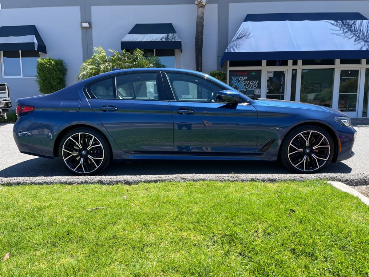 Used 2022 BMW 530e w/ Executive Package RWD image 4