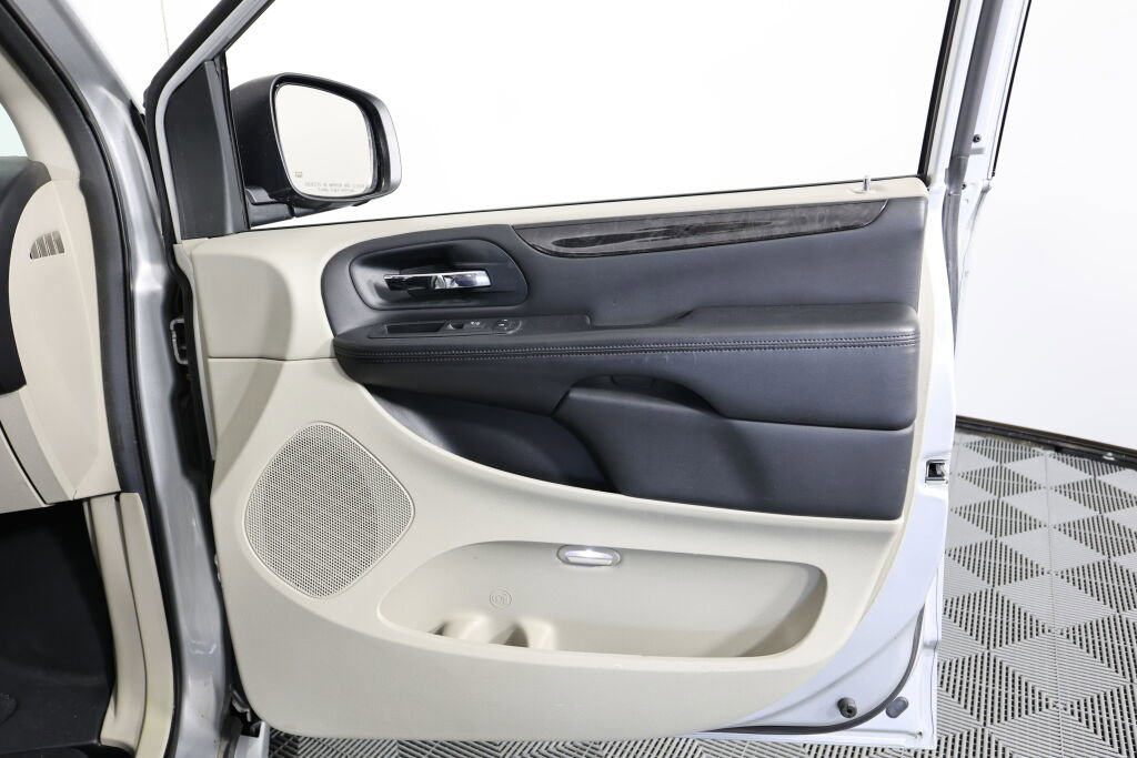 Used 2012 Dodge Grand Caravan SXT image 24